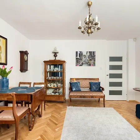 Metro Zacisze Fausta House With Garden By Bookinghost